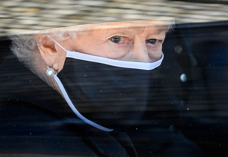 Елизавета II собирается провести особую службу в память о покойном супруге