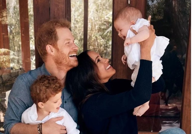 Пять скрытых посланий, которые принц Гарри и Меган Маркл оставили на своей рождественской открытке. Рассказываем!