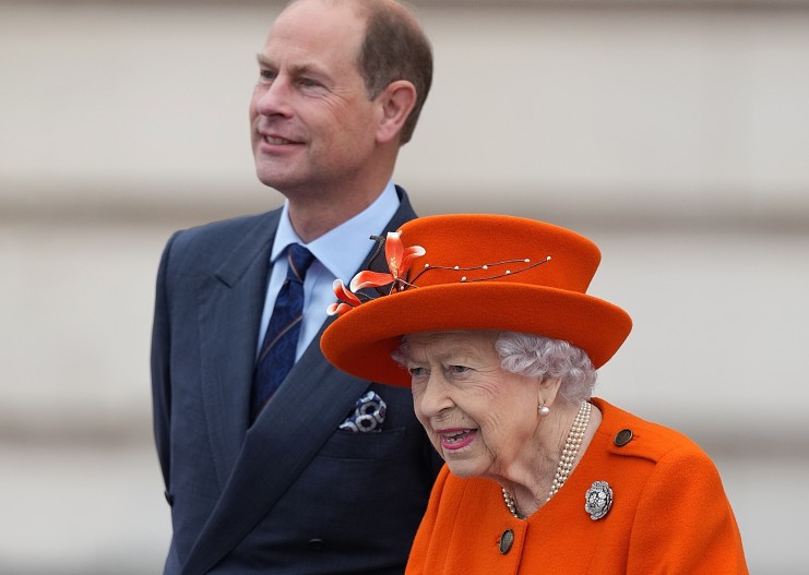 Королева Елизавета II и принц Эдвард