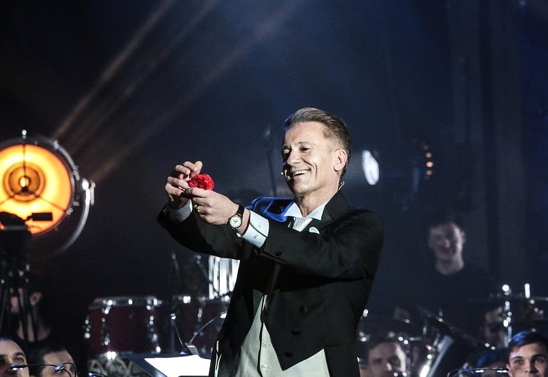 Новогодний оркестр мечты Олега Меньшикова в театре Ермоловой