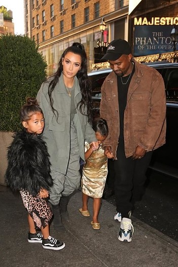 Ким Кардашьян и Канье Уэст со своими детьми
