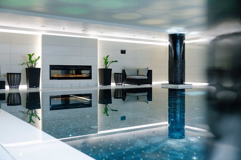 К услугам гостей The Ritz-Carlton, Moscow роскошный бассейн с гидромассажем, джакузи, парная, сауна с гималайской солью и душ с ароматерапией