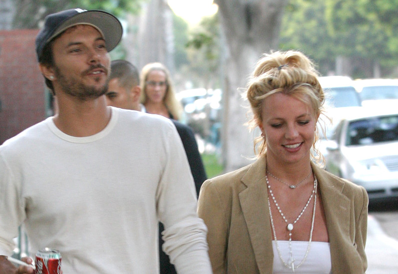 Мини секс бейнелері жіберілді Қол кісендегі ит стилі