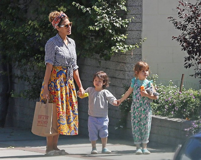 Ева Мендес с дочерьми Эсмеральдой и Амадой, 2020 год