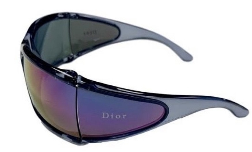 Солнечные очки Dior (330 $, около 24 550 руб.)