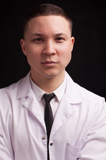 Ринат Ситанович, пластический хирург, косметолог, эксперт по мужской контурной пластике клиники инъекционной косметологии Different Lab
