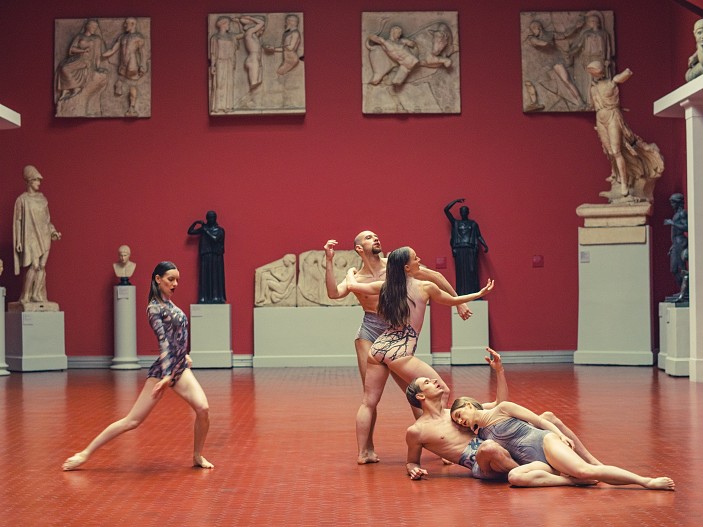 Танцовщики в зале Древней Греции (хореограф Константин Семёнов) 