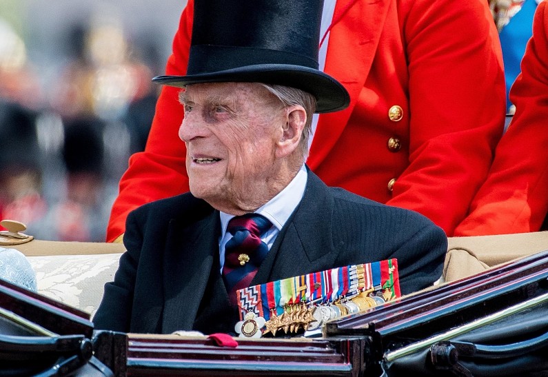 99-летний принц Филипп две недели лежит в больнице: королевская семья молится за него