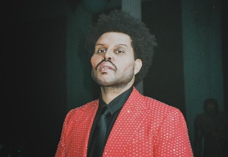 Увечья и шокирующая пластика: The Weeknd объяснил, что происходит с его лицом