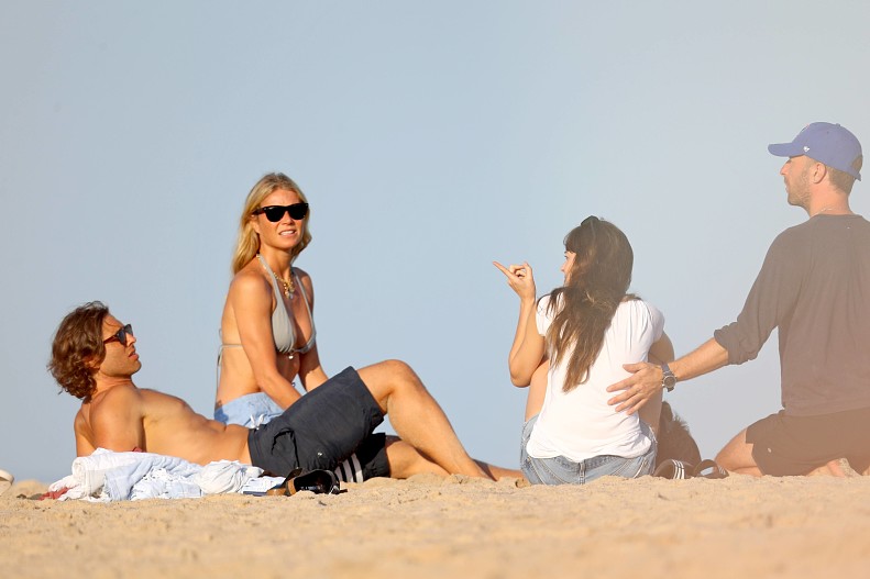 Брэд Фалчек, Гвинет Пэлтроу, Дакота Джонсон и Крис Мартин