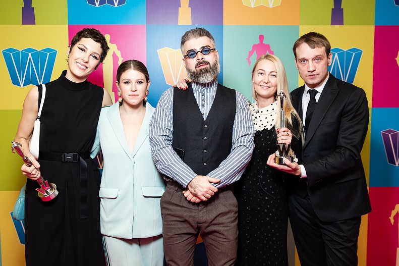 Команда сериала «Чики»: актрисы Ирина Горбачёва и Варвара Шмыкова, режиссер Эдуард Оганесян, продюсер Ольга Кочеткова, актер Михаил Тройник