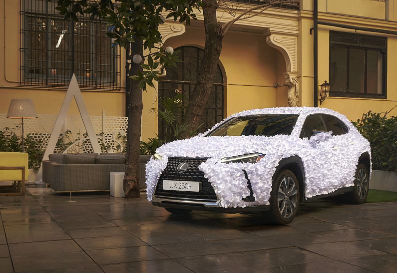 Представлен уникальный Lexus UX, покрытый узором из тысяч бумажных лепестков