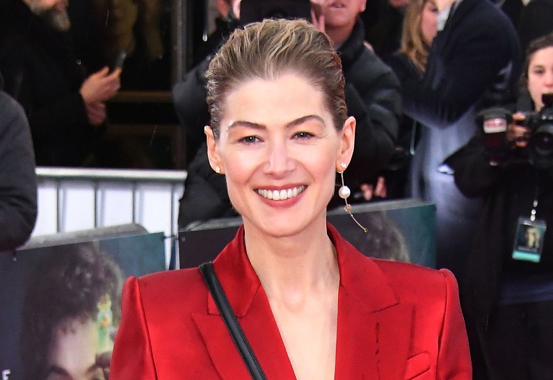 Неожиданное признание Розамунд Пайк! Почему она закопала свои кинонаграды в саду?