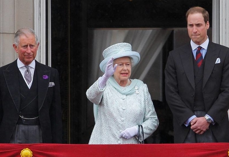 Стало известно, как Елизавета II и принц Чарльз отреагировали на резкое высказывание принца Уильяма в адрес принца Гарри