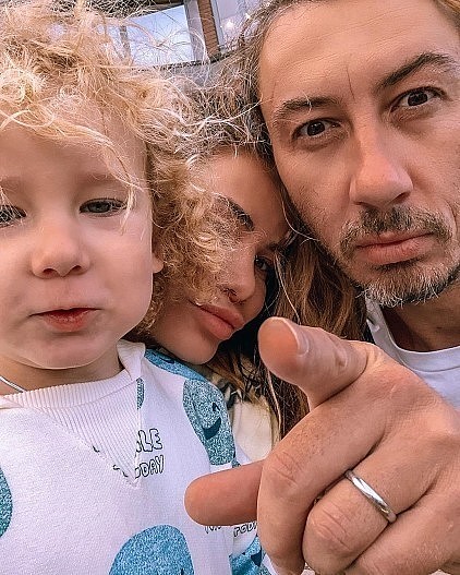 Айза Долматова и Дмитрий Анохин с сыном Элвисом