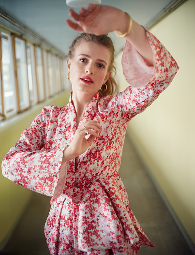 На Софье: платье Belik, серьги, браслеты, кольца — всё Tiffany & Co.