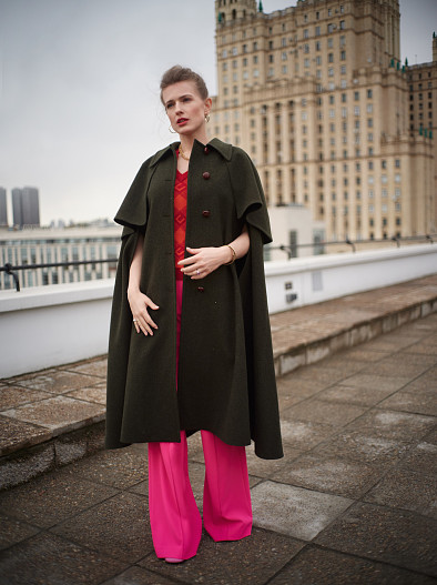 На Софье: кейп, жилет — всё Gucci, брюки Alice + Olivia (BoscoVesna), туфли, носки — всё Gucci, колье, серьги, браслеты, кольца — всё Tiffany & Co.