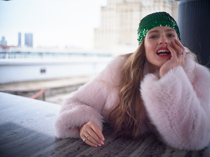 На Софье: пальто из меха Belik, колье, кольца — всё Tiffany & Co., шапка Gucci