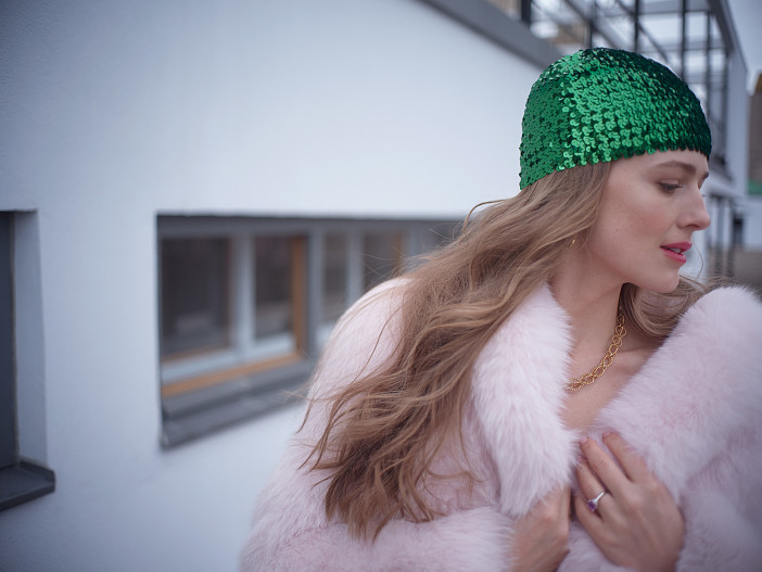 На Софье: пальто из меха Belik, колье, кольца — всё Tiffany & Co., шапка Gucci