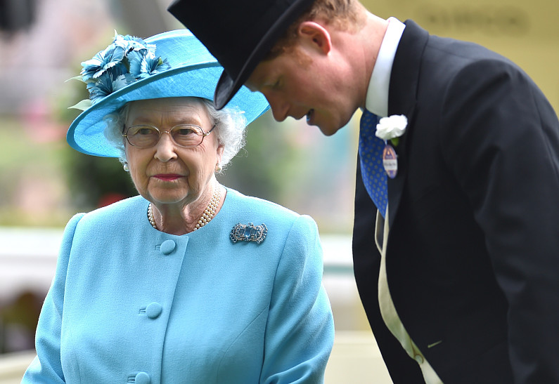 «Невероятно обижена и шокирована»: стало известно, что на самом деле думает Елизавета II об интервью принца Гарри и Меган Маркл