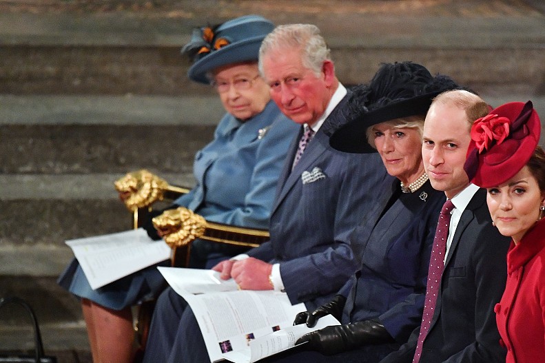 Королева Елизавета, принц Чарльз и герцогиня Камилла, принц Уильям и Кейт Миддлтон