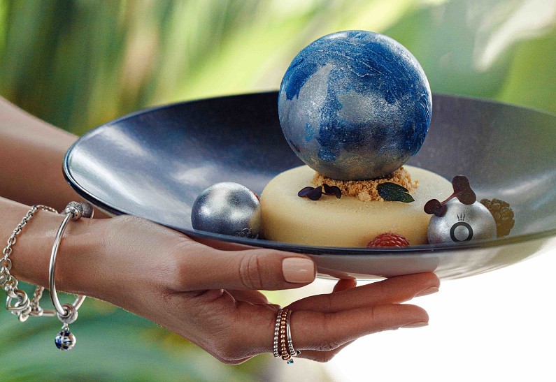 Бренд Pandora совместно с рестораном RIBAMBELLE запустил специальный десерт в поддержку акции «Час Земли»