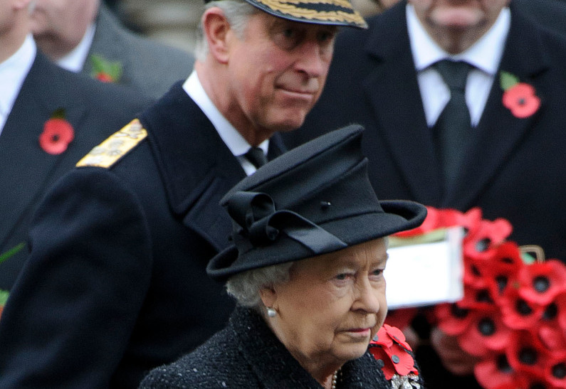 «Не живет в соответствии с долгом»: Елизавета II расстроена поведением принца Чарльза