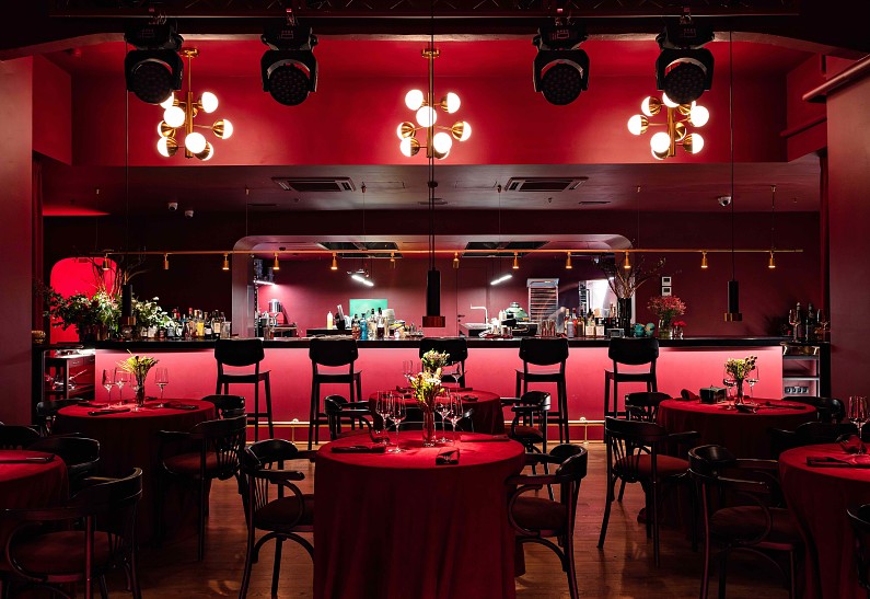 Well Well — новое музыкальное бистро, вдохновлённое эстетикой «Твин Пикса»