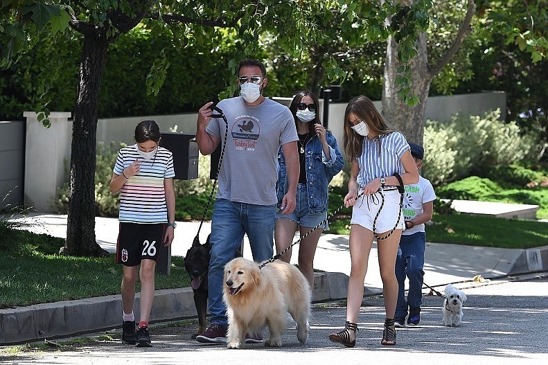 Ана де Армас и Бен Аффлек с детьми