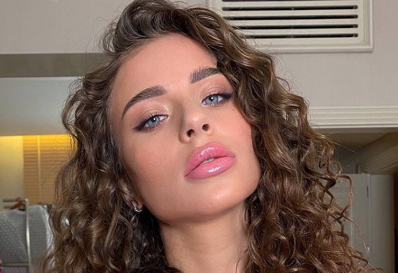 Участница шоу «Холостяк» на ТНТ Адель Вейгель о закулисье проекта, обстановке на вилле и отношении к хейтерам