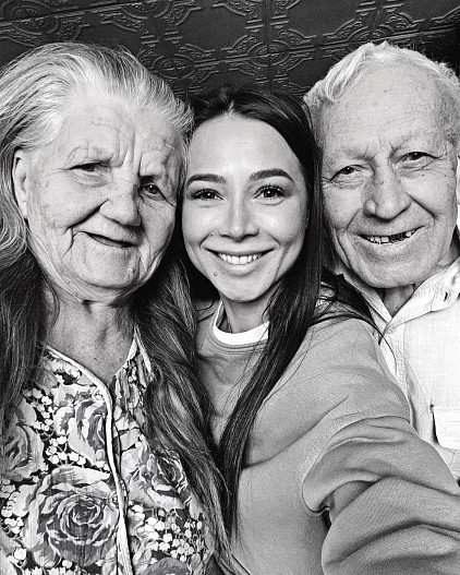 Валерия Чекалина с бабушкой и дедушкой