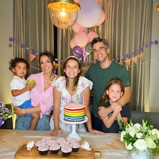 Джессика Альба с мужем Кэшем Уорреном и детьми