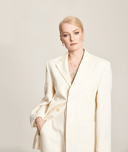 На Виктории: костюм Jacquemus, серьги, браслет, кулон, колье — всё Mercury