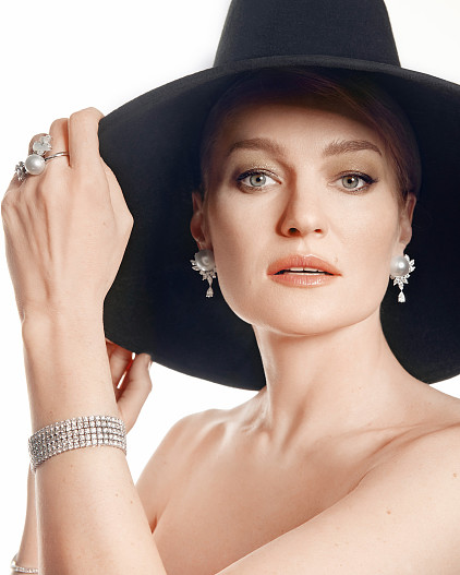 На Виктории: шляпа Lia Gureeva, серьги, браслет — всё Mercury 