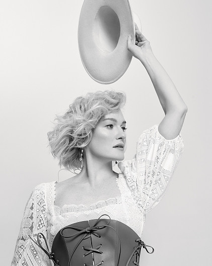 На Виктории: платье, корсет, сапоги — всё Dior, серьги, колье, браслеты, кольцо — всё Roberto Coin, шляпа Lia Gureeva 