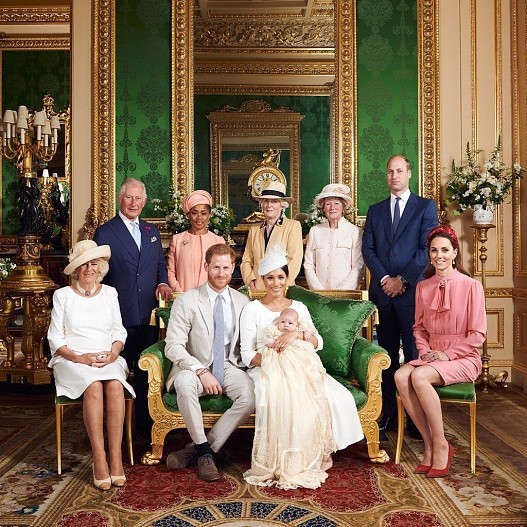 Принц Чарльз и Камилла, Дория Рэгланд, принц Гарри и Меган Маркл с сыном Арчи, принц Уильям и Кейт Миддлтон