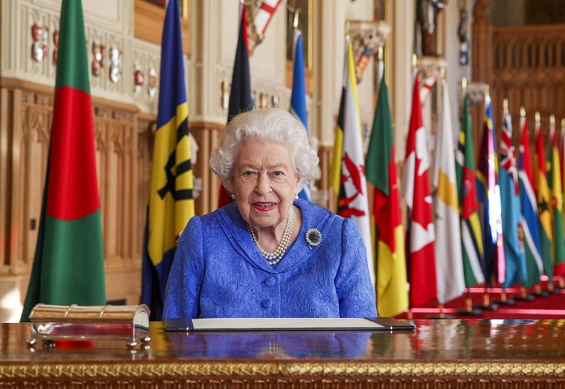 Слово королевы: Елизавета II выступила с важным обращением перед выходом скандального интервью Меган Маркл и принца Гарри