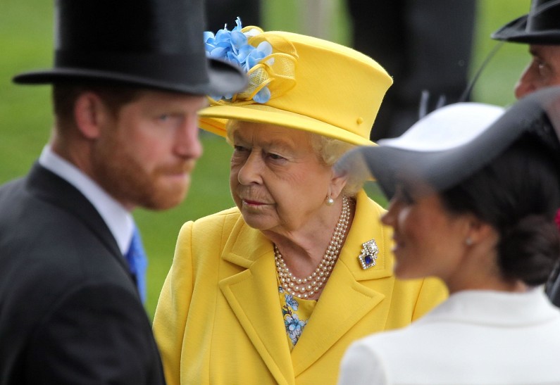 Елизавета II прокомментировала скандальное интервью принца Гарри и Меган Маркл