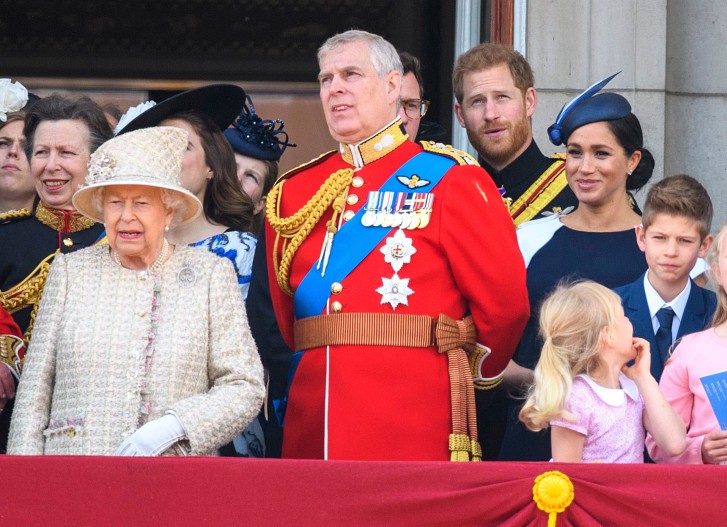 Принцесса Анна, королева Елизавета, принц Эндрю, принц Гарри и Меган Маркл