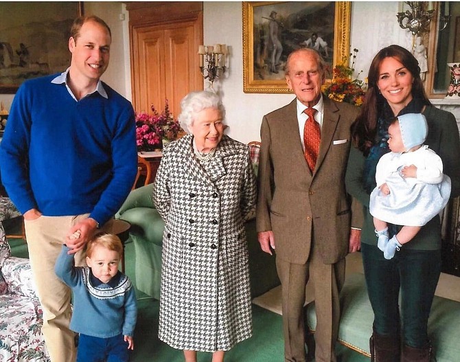 Принц Уильям с сыном Джорджем, королева Елизавета, принц Филипп и Кейт Миддлтон с дочерью Шарлоттой