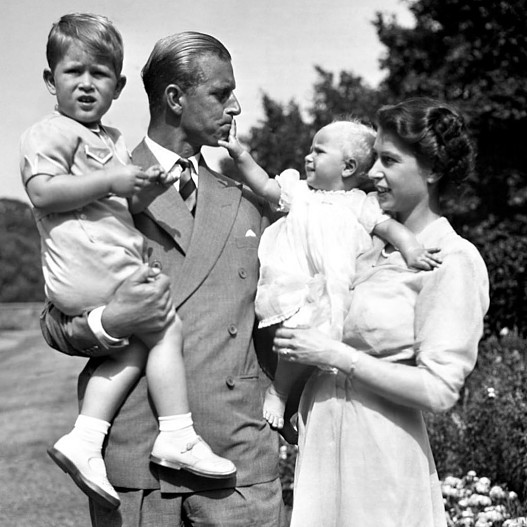 Принц Филипп и королева Елизавета с детьми Чарльзом и Анной