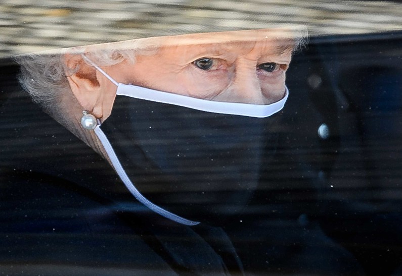 Слезы королевы: как Елизавета II попрощалась в покойным мужем, принцем Филиппом?