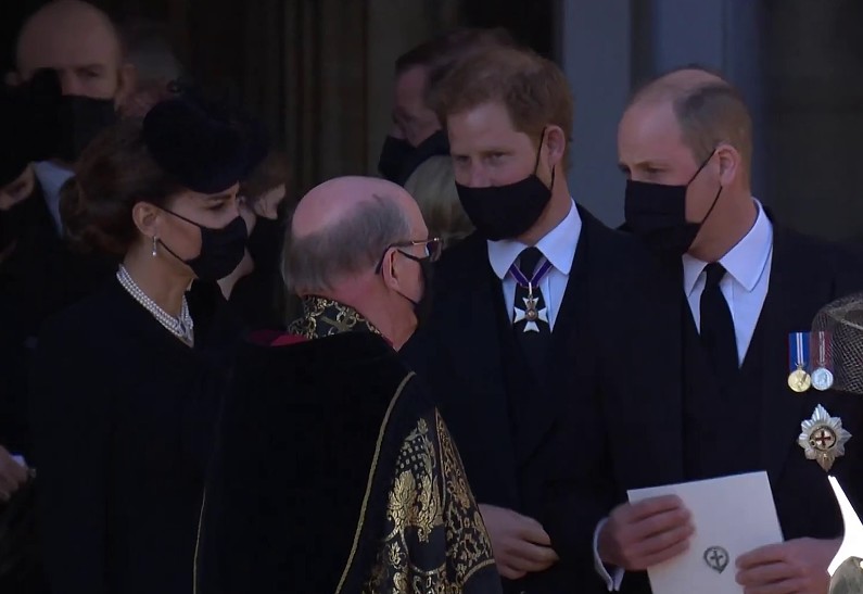 Принц Уильям и принц Гарри поговорили на похоронах принца Филиппа впервые за долгое время. О чём беседовали братья?