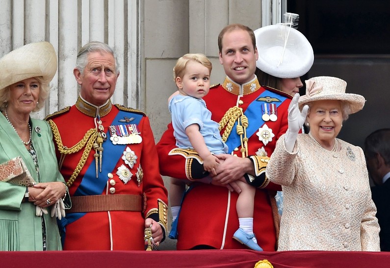 Принц Чарльз и принц Уильям будут решать судьбу королевской семьи после смерти принца Филиппа