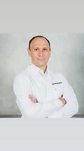 Валерий Крамар, врач-невролог, мануальный терапевт и врач-остеопат в клинике Dr. Kramar
