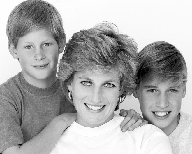 Принцесса Диана с сыновьями Гарри и Уильямом