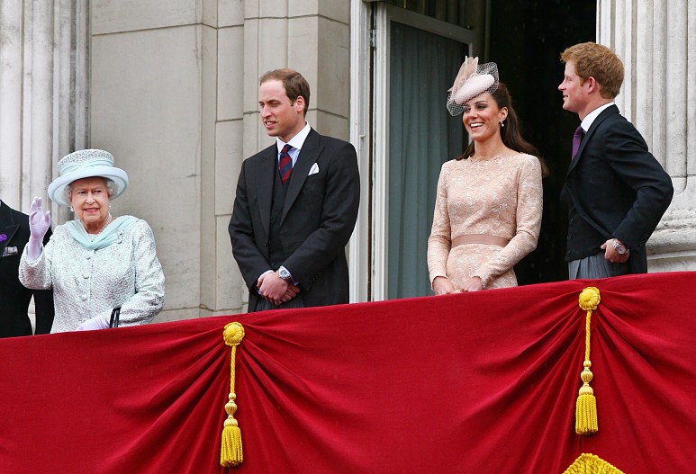 Королева Елизавета, принц Уильям, Кейт Миддлтон и принц Гарри
