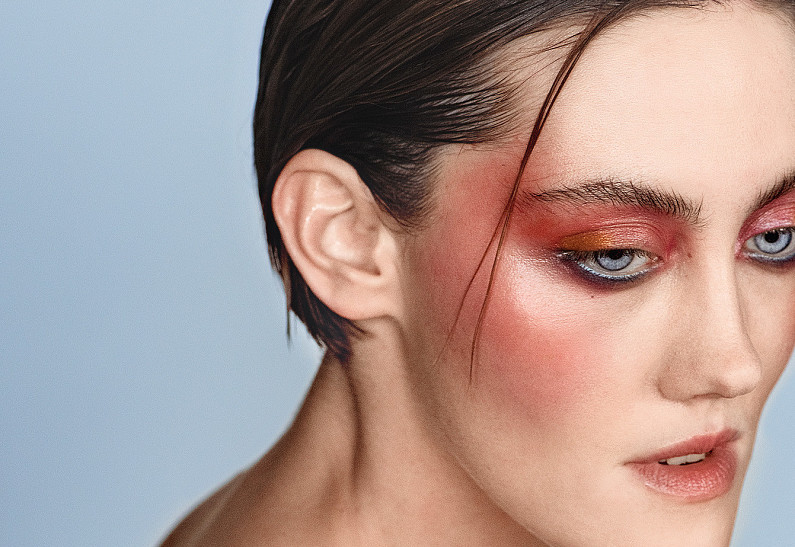 Актриса Полина Ауг примеряет самые креативные весенние тренды в макияже