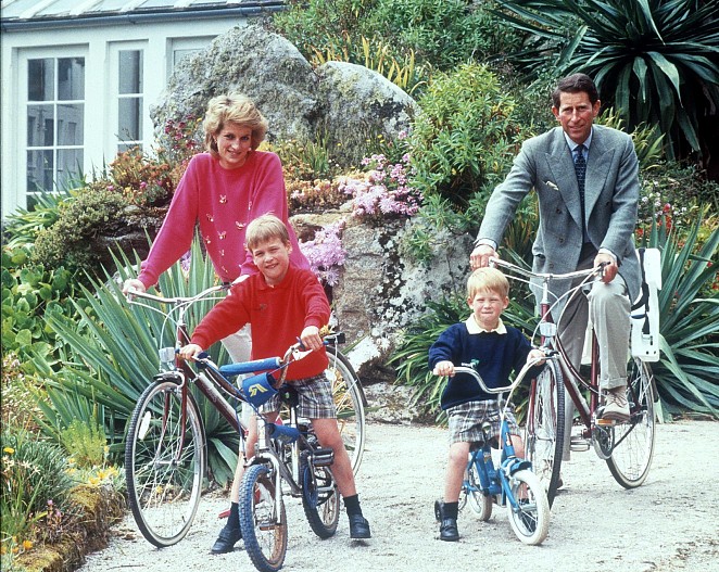 Принцесса Диана и принц Чарльз с сыновьями - принцем Уильямом и принцем Гарри (1989 год)