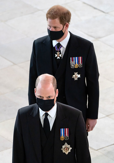 Принц Уильям и принц Гарри на похоронах принца Филиппа